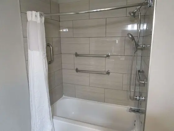 Standard Oda, 1 En Büyük (King) Boy Yatak, Engellilere Uygun, Küvet