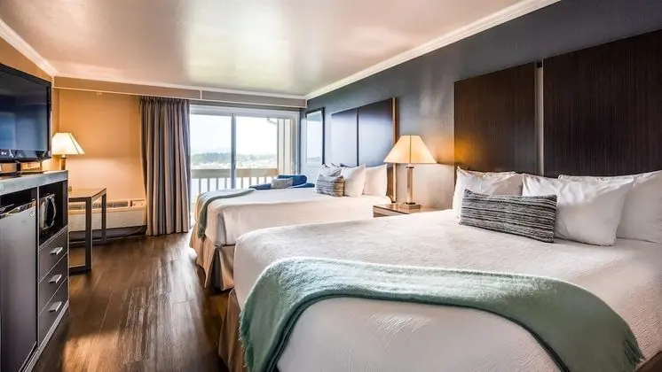 Non-Pet, 2 Queen Beds, Balcony, River View, Oversized Room
