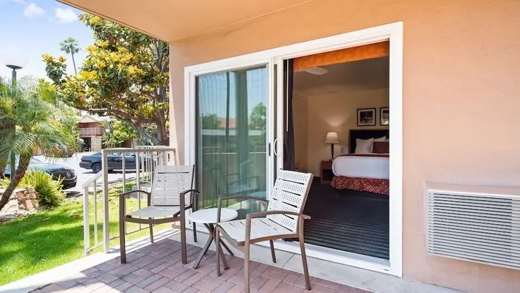 Standard Oda, 2 Büyük (Queen) Boy Yatak, Sigara İçilmez, Balkon