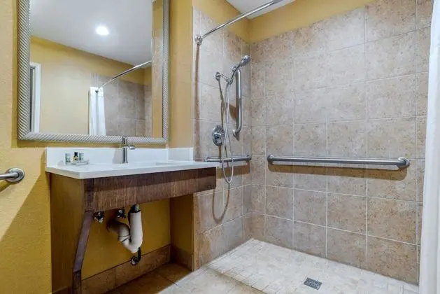 Standard Oda, 2 Büyük (Queen) Boy Yatak, Engellilere Uygun, Sigara İçilmez