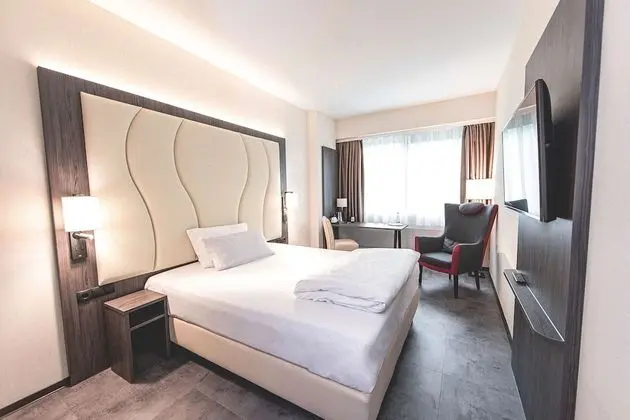 Oda, 1 Büyük (Queen) Boy Yatak