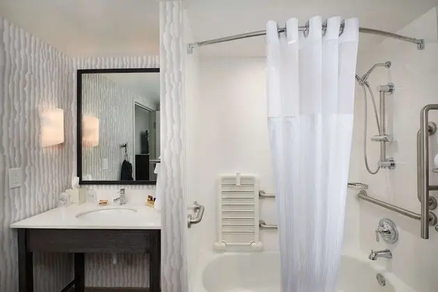 Standard Oda, 2 Büyük (Queen) Boy Yatak, Engellilere Uygun, Sigara İçilmez (Pet Friendly)