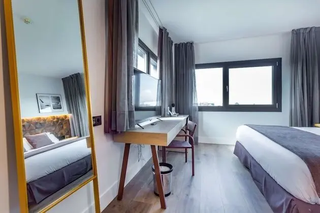 Standard Oda, 1 En Büyük (King) Boy Yatak, Sigara İçilmez (Converts to 2 Twin Beds)