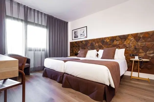 Standard Oda, 1 En Büyük (King) Boy Yatak, Sigara İçilmez (Converts to 2 Twin Beds)