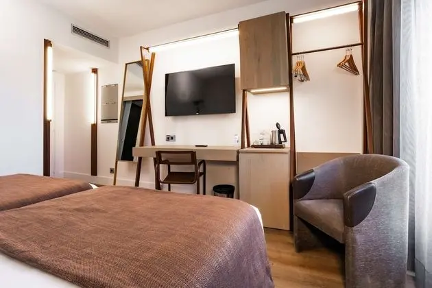 Standard Oda, 1 En Büyük (King) Boy Yatak, Sigara İçilmez (Converts to 2 Twin Beds)