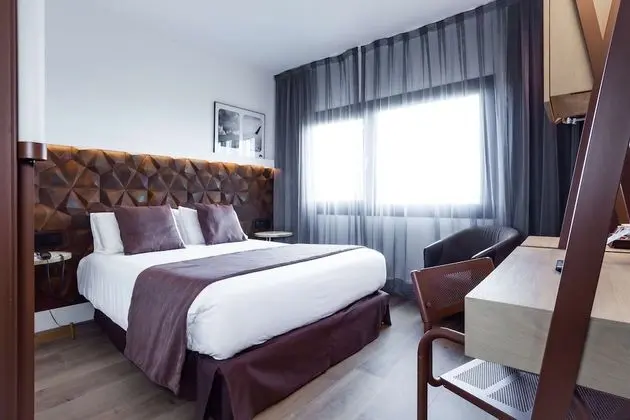 Standard Oda, 1 En Büyük (King) Boy Yatak, Sigara İçilmez (Converts to 2 Twin Beds)