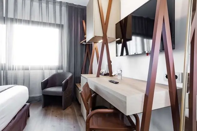 Standard Oda, 1 En Büyük (King) Boy Yatak, Sigara İçilmez (Converts to 2 Twin Beds)