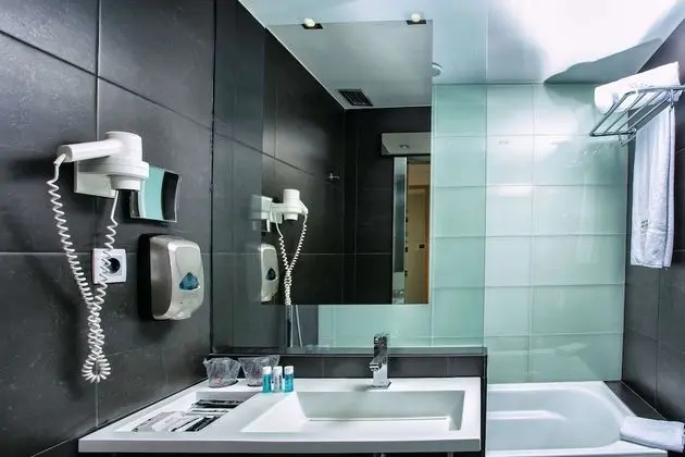 Standard Oda, 1 En Büyük (King) Boy Yatak, Sigara İçilmez (Converts to 2 Twin Beds)