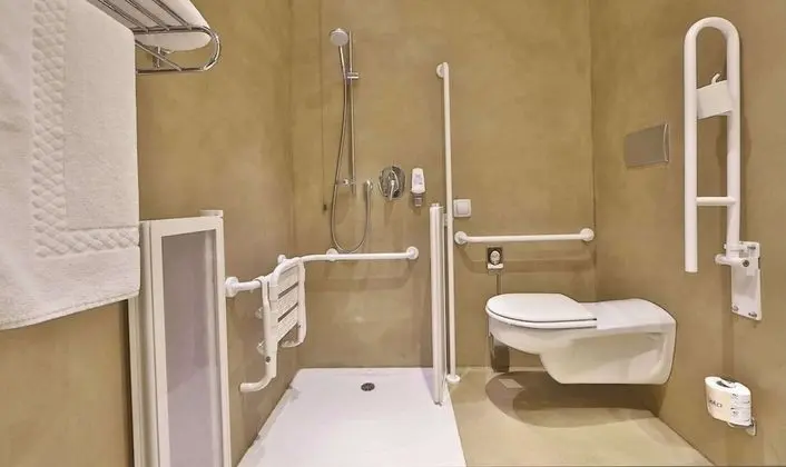 Engellilere uygun banyo
