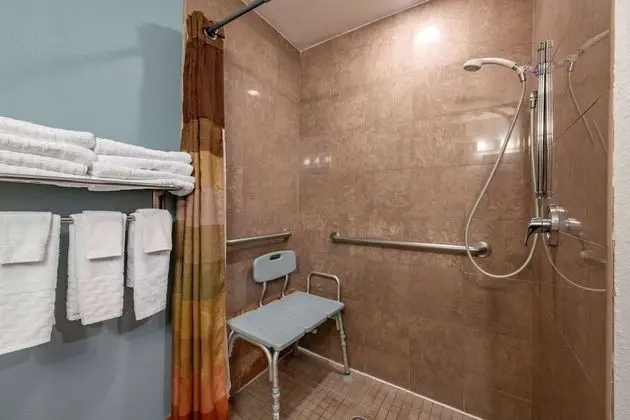 Standard Oda, 2 Büyük (Queen) Boy Yatak, Engellilere Uygun, Küvet