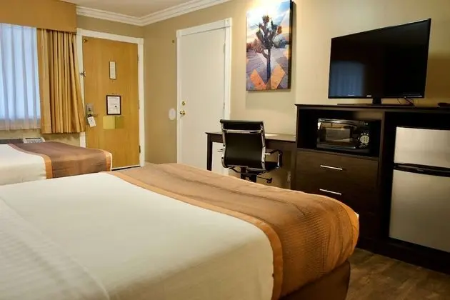 Standard Oda, 2 Büyük (Queen) Boy Yatak, Engellilere Uygun, Sigara İçilmez (Walk-in Shower)