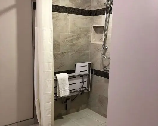Standard Oda, 1 Büyük (Queen) Boy Yatak, Engellilere Uygun, Veranda