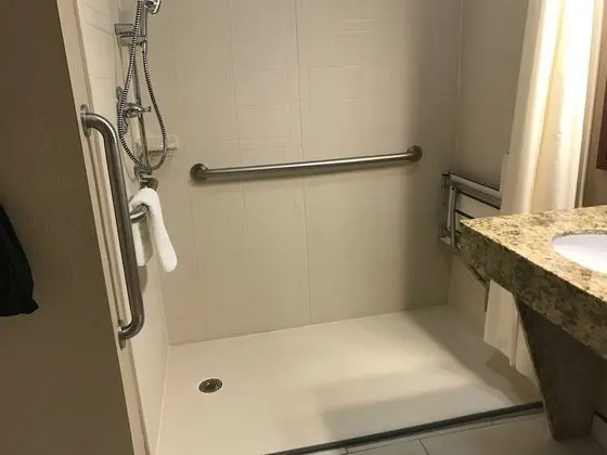 Standard Oda, 2 Büyük (Queen) Boy Yatak, Engellilere Uygun, Sigara İçilmez