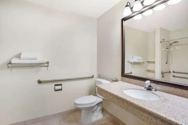 Engellilere uygun banyo
