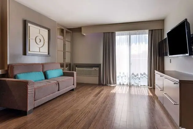 Süit, 1 En Büyük (King) Boy Yatak, Sigara İçilmez, Küçük Mutfak (Living Room;with Sofabed)