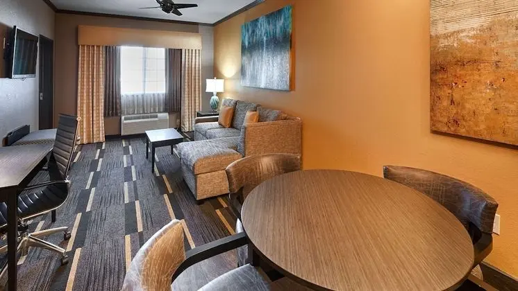 Süit, 1 En Büyük (King) Boy Yatak ve Çekyat, Engellilere Uygun, Sigara İçilmez (with Sofabed)