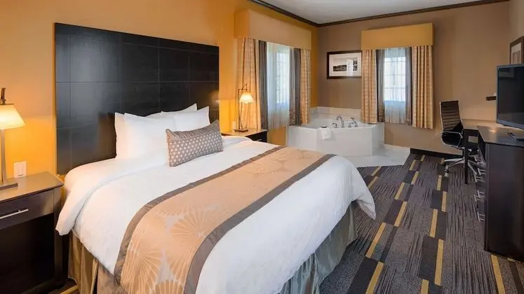 Süit, 1 En Büyük (King) Boy Yatak ve Çekyat, Engellilere Uygun, Sigara İçilmez (with Sofabed)