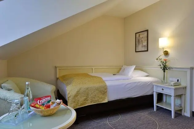 Classic Oda, 1 Büyük (Queen) Boy Yatak