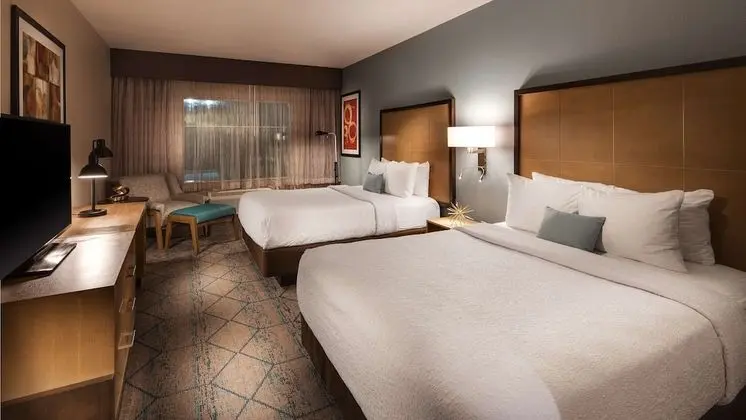 Standard Oda, 2 Büyük (Queen) Boy Yatak, Engellilere Uygun, Sigara İçilmez (Walk-in Shower)