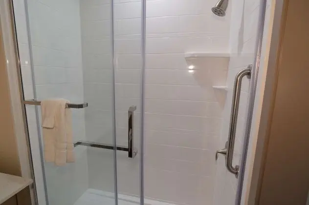 Standard Oda, 2 Büyük (Queen) Boy Yatak, Engellilere Uygun, Sigara İçilmez (Walk-in Shower)