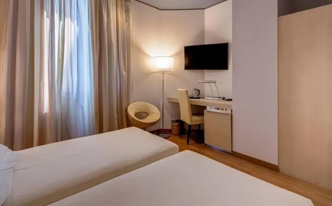 Standard Oda, 1 Büyük (Queen) Boy Yatak, Sigara İçilmez (Twin bed on request)