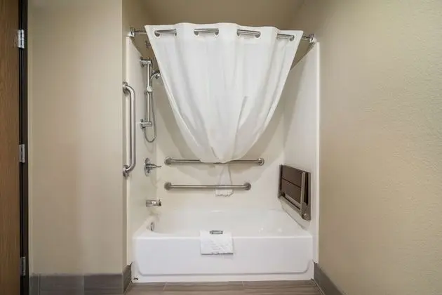 Standard Oda, 2 Büyük (Queen) Boy Yatak, Engellilere Uygun, Buzdolabı ve Mikrodalga