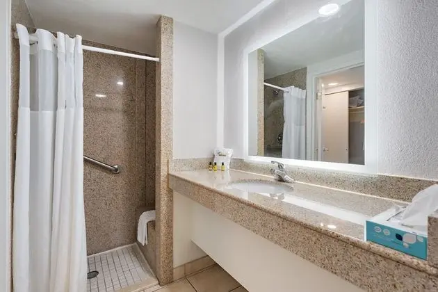 Standard Oda, 1 Büyük (Queen) Boy Yatak, Engellilere Uygun (Walk-in Shower;with Sofabed)