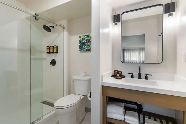 Standard Oda, 2 Büyük (Queen) Boy Yatak, Sigara İçilmez, Buzdolabı ve Mikrodalga (Walk-in Shower)