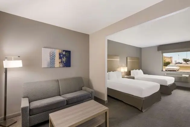 Standard Oda, 2 Büyük (Queen) Boy Yatak, Engellilere Uygun (Walk-in Shower;with Sofabed)