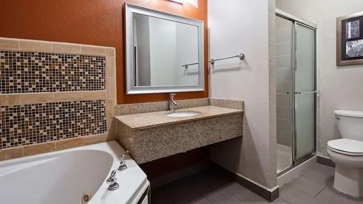 Süit, 1 En Büyük (King) Boy Yatak, Sıcak Su Küveti