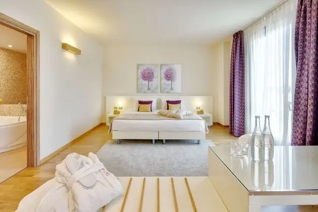 Deluxe Oda, 1 En Büyük (King) Boy Yatak (Living Room)
