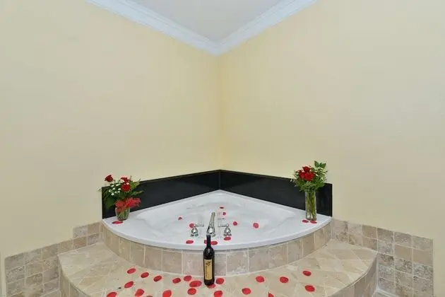 Süit, 1 En Büyük (King) Boy Yatak, Sigara İçilmez, Sıcak Su Küveti