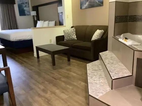 Süit, 1 En Büyük (King) Boy Yatak, Sigara İçilmez, Sıcak Su Küveti
