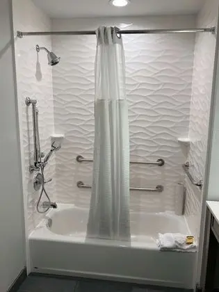 Standard Oda, 2 Büyük (Queen) Boy Yatak, Engellilere Uygun, Buzdolabı ve Mikrodalga