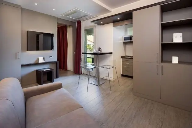 Süit, 1 En Büyük (King) Boy Yatak, Sigara İçilmez (Living Room;Sofabed is a double bed)