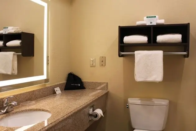 Standard Oda, 2 Büyük (Queen) Boy Yatak, Engellilere Uygun, Küvet (Bathtub)
