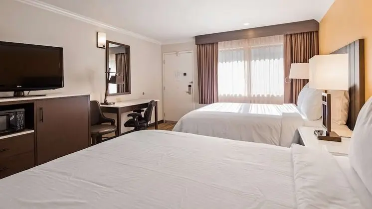 Standard Oda, 2 Büyük (Queen) Boy Yatak, Engellilere Uygun, Sigara İçilmez (Walk-in Shower)