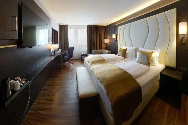 Standard Oda, 1 En Büyük (King) Boy Yatak (Converts to 2 Twin Beds)