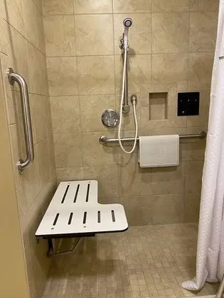 Oda, 2 Büyük (Queen) Boy Yatak, Engellilere Uygun, Sigara İçilmez (Roll-In Shower)