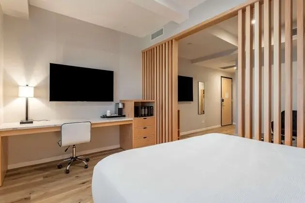 Oda, 1 Büyük (Queen) Boy Yatak ve Çekyat, Engellilere Uygun, Sigara İçilmez (Bathtub with Sofabed)
