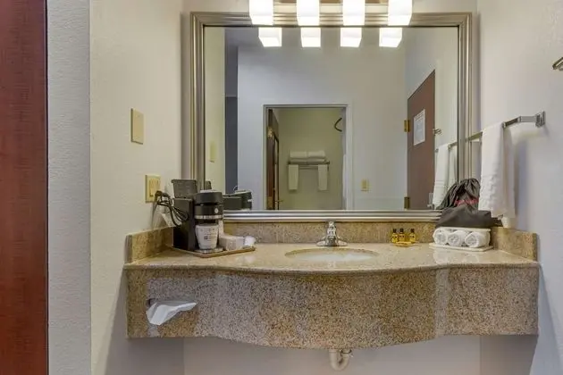 Süit, 1 En Büyük (King) Boy Yatak, Sigara İçilmez, Sıcak Su Küveti