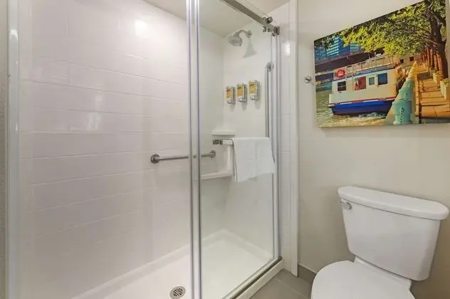 Standard Oda, 2 Büyük (Queen) Boy Yatak, Engellilere Uygun, Buzdolabı ve Mikrodalga (Walk-in Shower)
