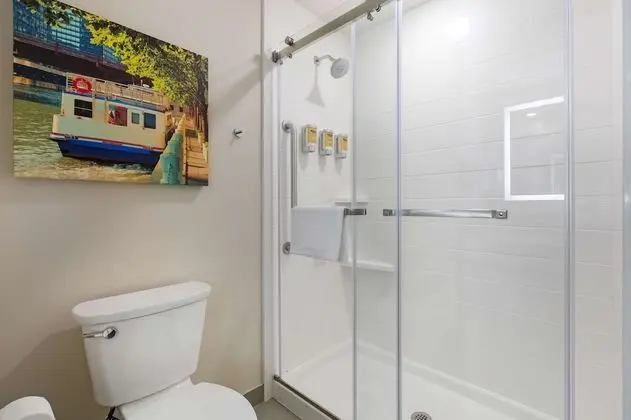 Standard Oda, 2 Büyük (Queen) Boy Yatak, Engellilere Uygun, Buzdolabı ve Mikrodalga (Walk-in Shower)
