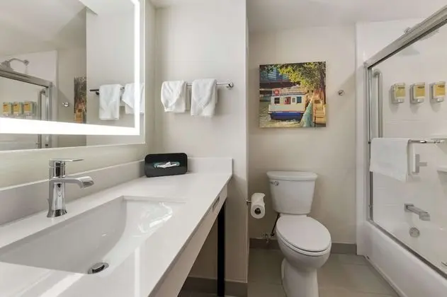 Standard Oda, 2 Büyük (Queen) Boy Yatak, Engellilere Uygun, Buzdolabı ve Mikrodalga (Walk-in Shower)