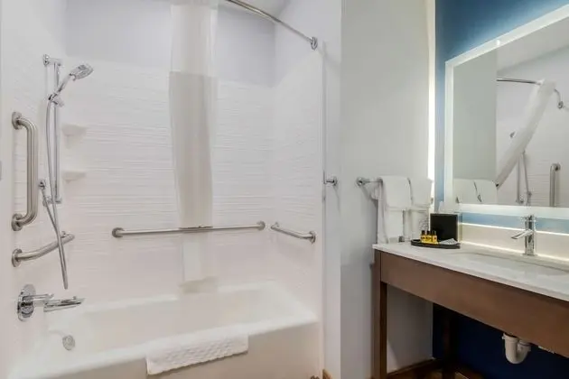Standard Oda, 2 Büyük (Queen) Boy Yatak, Engellilere Uygun, Buzdolabı (Walk-in Shower)