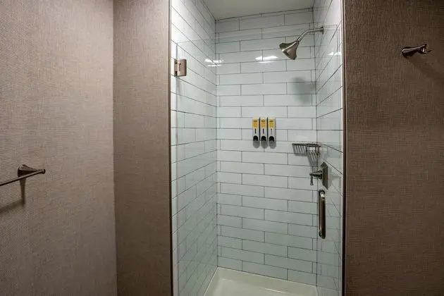 Standard Oda, 1 Büyük (Queen) Boy Yatak, Sigara İçilmez (2nd Floor;Shower Only)