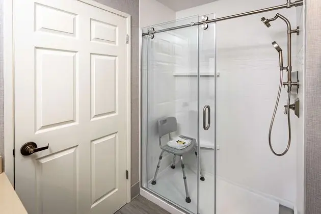 Standard Oda, 1 En Büyük (King) Boy Yatak, Engellilere Uygun, Sigara İçilmez (Walk-in Shower)