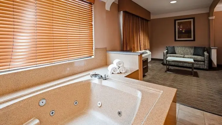 Standard Oda, 1 En Büyük (King) Boy Yatak, Sigara İçilmez, Sıcak Su Küveti (Larger Room)