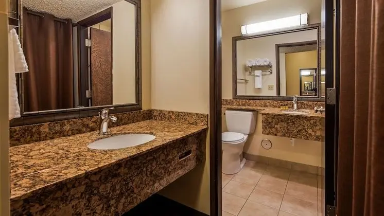 Standard Oda, 1 Büyük (Queen) Boy Yatak, Buzdolabı ve Mikrodalga (Refrigerator & Microwave)