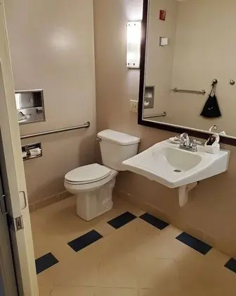Standard Oda, 1 Büyük (Queen) Boy Yatak, Engellilere Uygun, Sigara İçilmez (Roll in Shower)